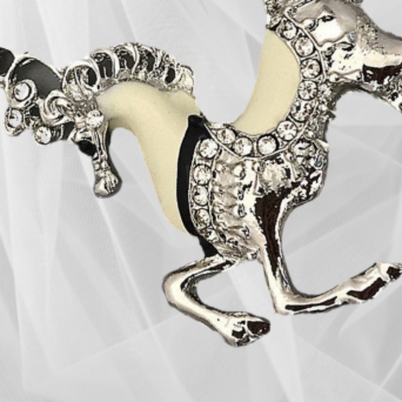 PONY NECKLACE - STUNNING BEIGE ENAMEL WITH CRYSTALS - BETSEY JOHNSON - Picture 3 of 4